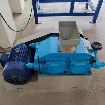 実験用小型 1500kg/H のダブルローラークラッシャー
